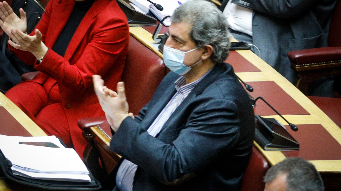 O Πολάκης έγραψε «συντονιστείτε» στο Facebook προαναγγέλοντας νέο σόου στη Βουλή