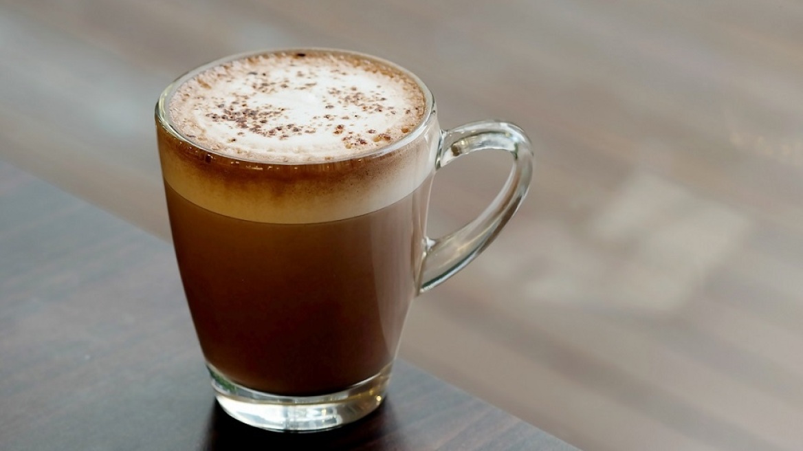 Μοκατσίνο: Πώς φτιάχνεται το ρόφημα που συνδυάζει καφέ με σοκολάτα