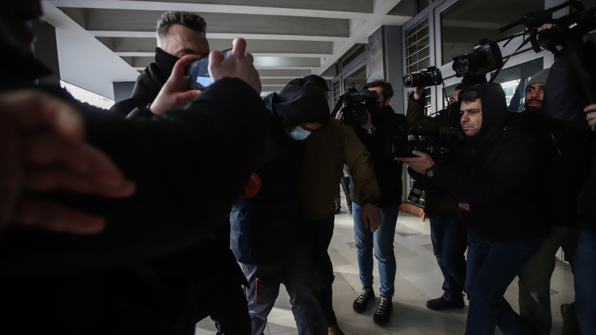 Θεσσαλονίκη: «Γιατί το έκανες;»,  φώναξε πατέρας στον 23χρονο όσο περίμενε έξω από τον Εισαγγελέα