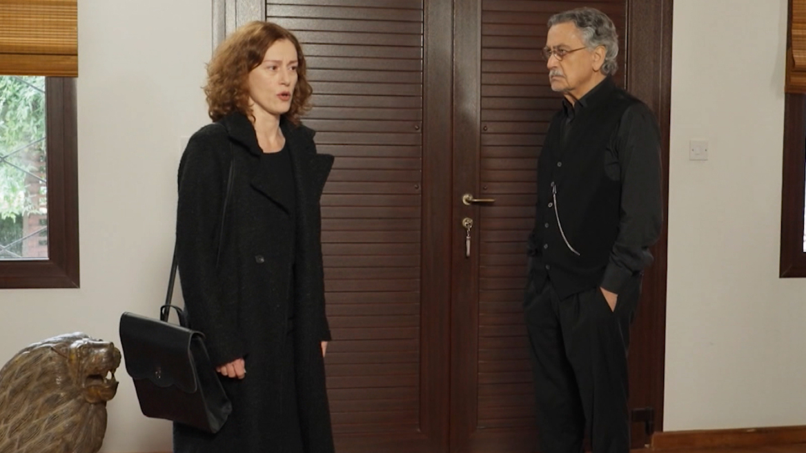 Η Γη Της Ελιάς: Ο Αποστόλης σχεδόν πιάνει στο κρεβάτι την Άννα με τον Λεωνίδα