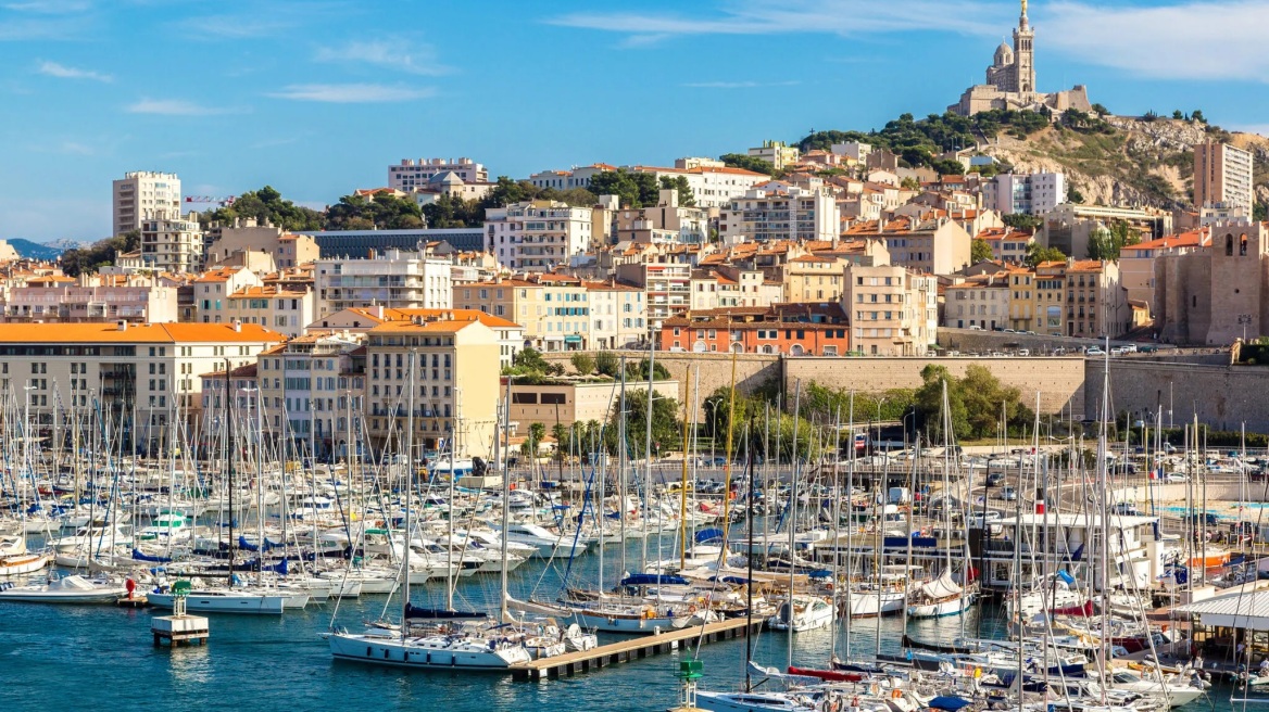 Η γαλλική πόλη με τη δική της αρχαιελληνική συνοικία – Σαν να είσαι κάτω από την Ακρόπολη