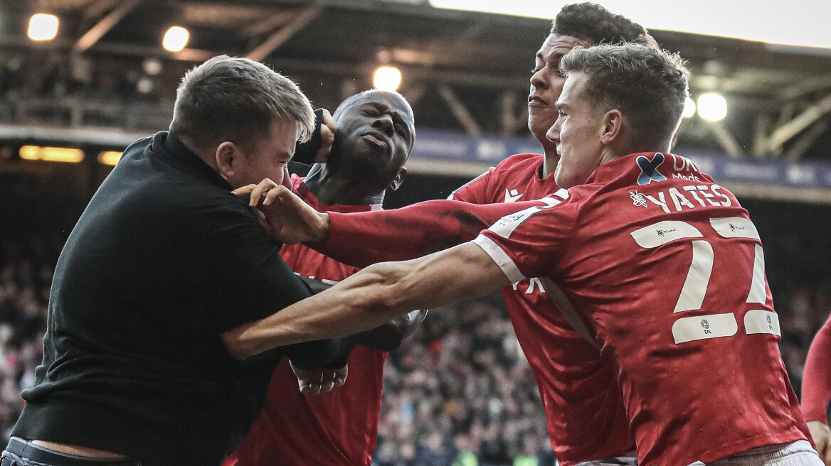 Κύπελλο Αγγλίας, Νότιγχαμ-Λέστερ: Οπαδός εισέβαλε στο χορτάρι και έριξε γροθιές στους παίκτες των γηπεδούχων