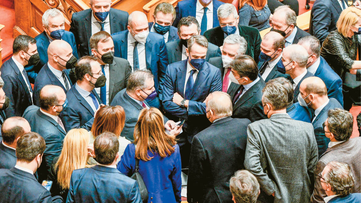 Τα σενάρια για κάλπες και εκλογικό νόμο με ορίζοντα έως την Άνοιξη του 2023