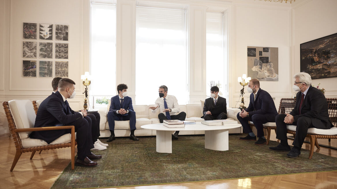 Ο Πρωθυπουργός Κυριάκος Μητσοτάκης συνάντησε τη Μαθητική Ομάδα Ρομποτικής ‘’Minders’’ της Εκπαιδευτικής Αναγέννησης