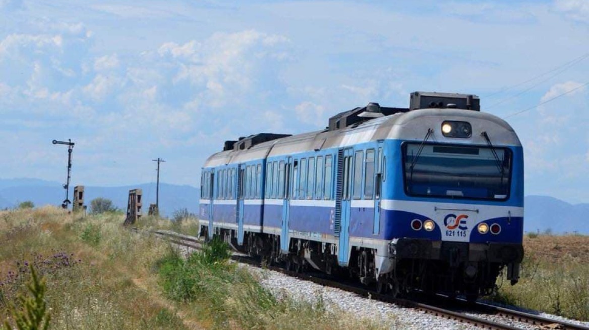 Τρένο συγκρούστηκε με αυτοκίνητο στη γραμμή Βόλος-Λάρισα 