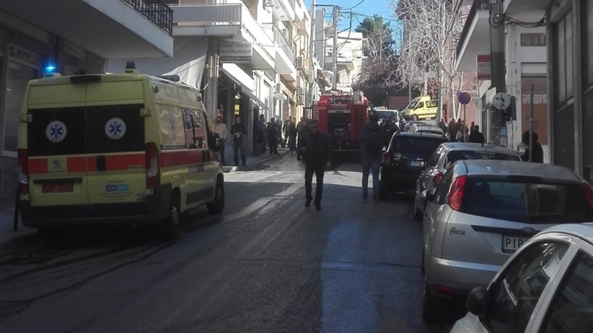 Φωτιά τώρα σε ξυλουργείο στον Πειραιά