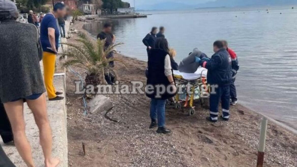 Φθιώτιδα: Ηλικιωμένος οδηγός έπεσε στη θάλασσα με το αυτοκίνητο - Δείτε βίντεο και φωτογραφίες