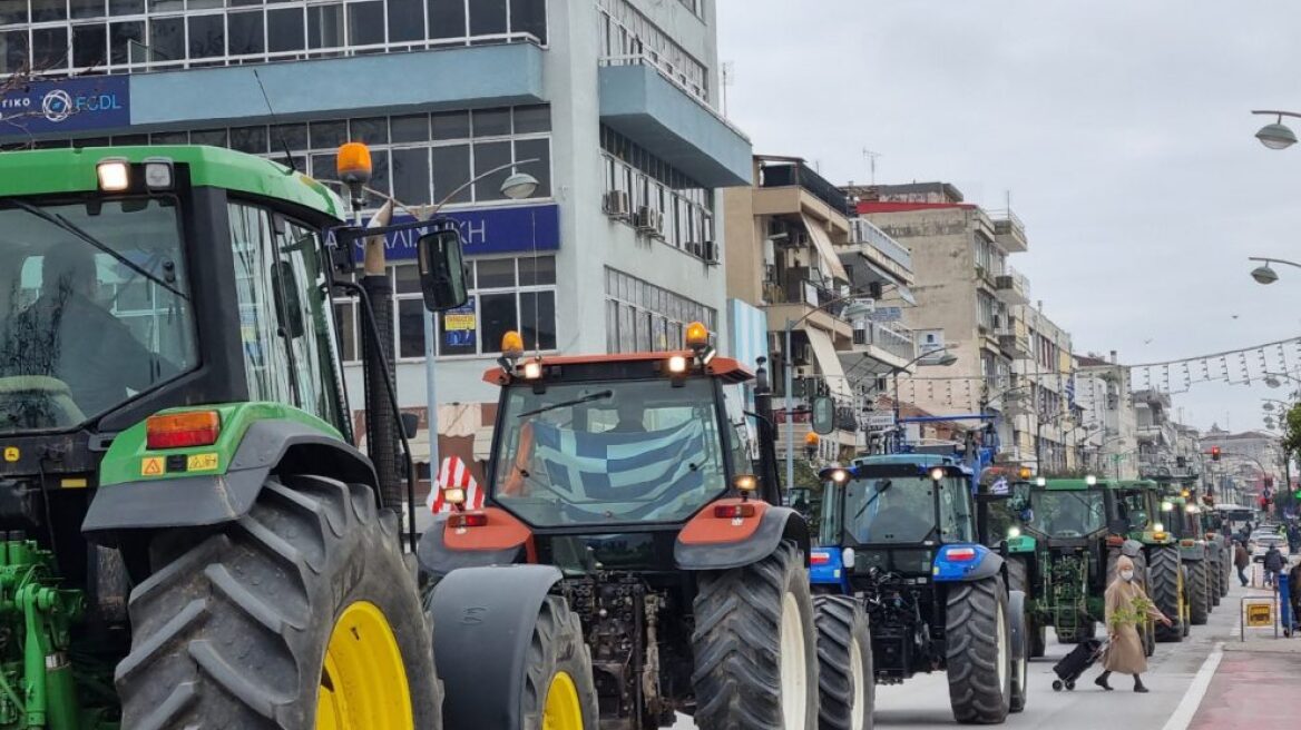 Αγρότες: Έβγαλαν τα τρακτέρ στους δρόμους των Τρικάλων
