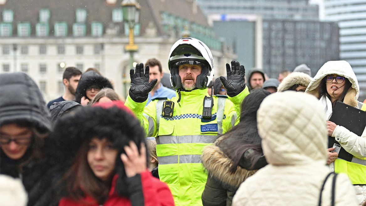 Συναγερμός στο Λονδίνο: Έκλεισαν τέσσερις γέφυρες λόγω ύποπτου αντικειμένου 