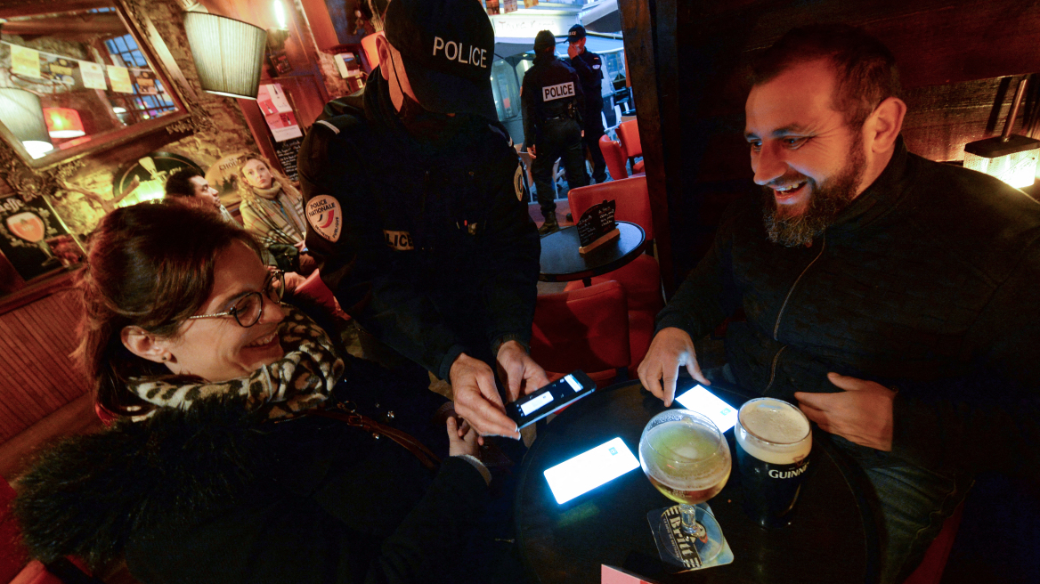 Γαλλία: Απόψε ανοίγουν ξανά τα μπαρ και οι ντισκοτέκ