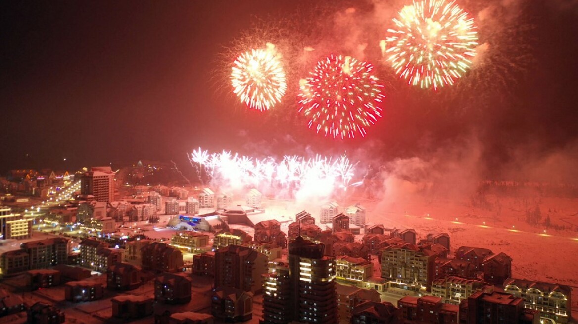 Ο Κιμ Γιονγκ Ουν τίμησε την επέτειο της γέννησης του πατέρα του με πυροτεχνήματα και μουσική αντί για στρατιωτική παρέλαση