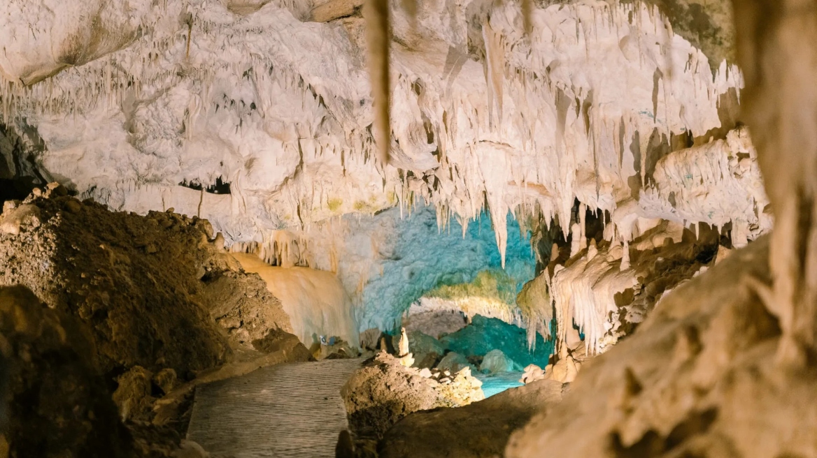 Το εντυπωσιακό σπήλαιο της Ανεμότρυπας -Μια βουτιά στα έγκατα της ηπειρωτικής γης