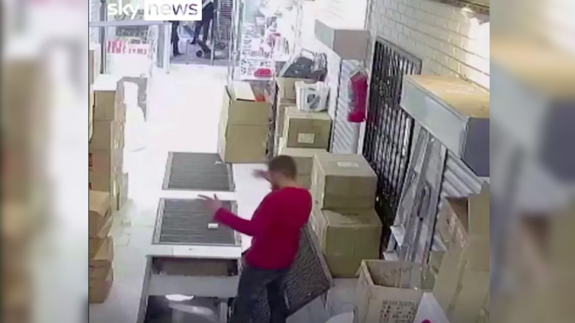 Βίντεο: Αγόρι πέφτει σε καταπακτή και προσγειώνεται σε «πύργο» από χαρτόκουτα 