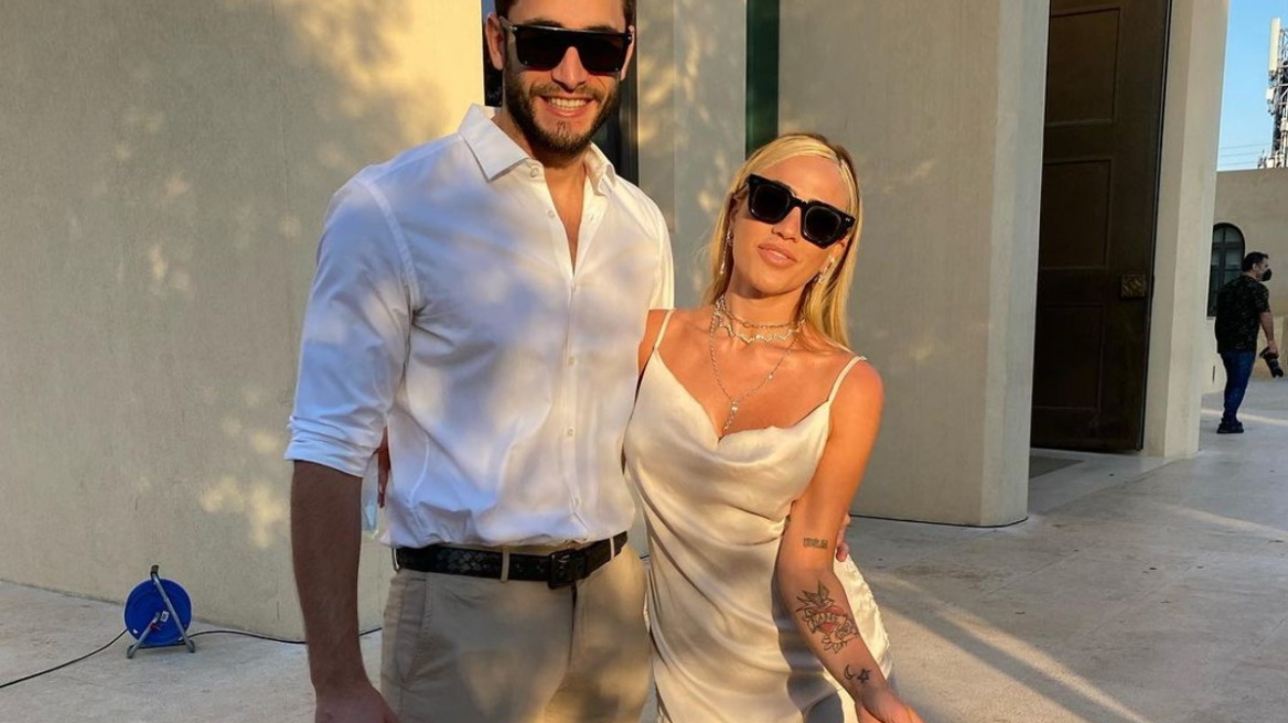 Κόνι Μεταξά: Παντρεύεται με τον Μάριο Καπότση και το ανακοίνωσε δείχνοντας το μονόπετρο - Δείτε φωτογραφίες