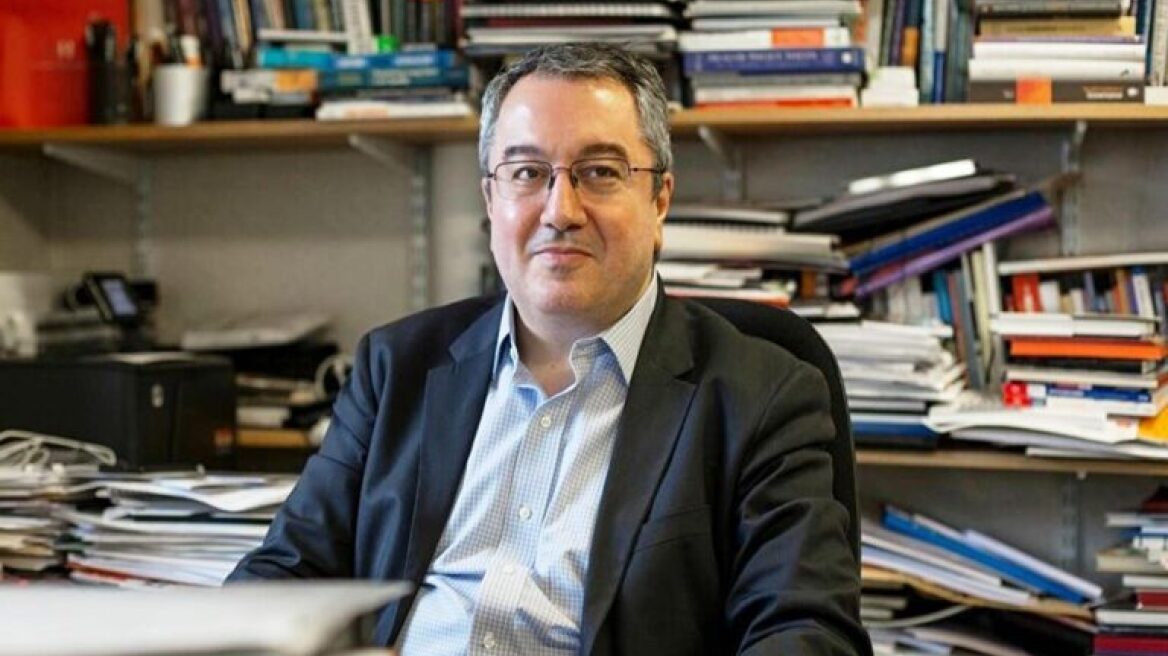 «Καμπανάκι» Μόσιαλου: Δεν ξέρουμε τις επιπτώσεις της Όμικρον στους ανεμβολίαστους