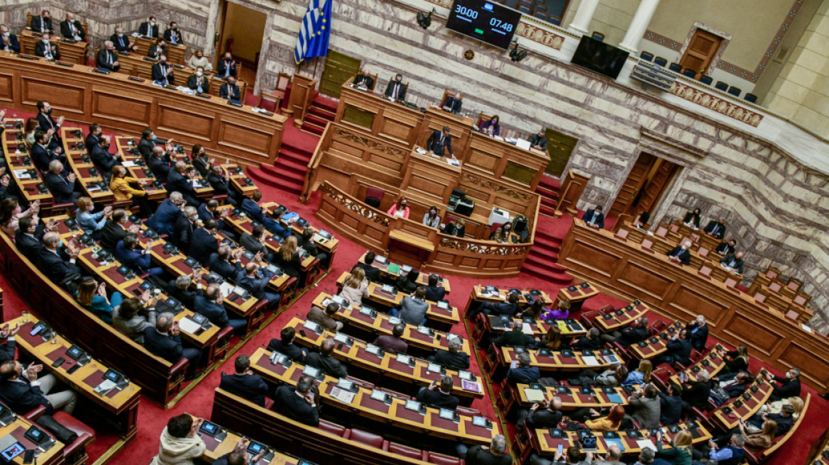 Βουλή: Αντιπαράθεση για τον ΕΦΚΑ - Το βράδυ η ονομαστική ψηφοφορία που ζήτησαν ΣΥΡΙΖΑ και ΚΚΕ