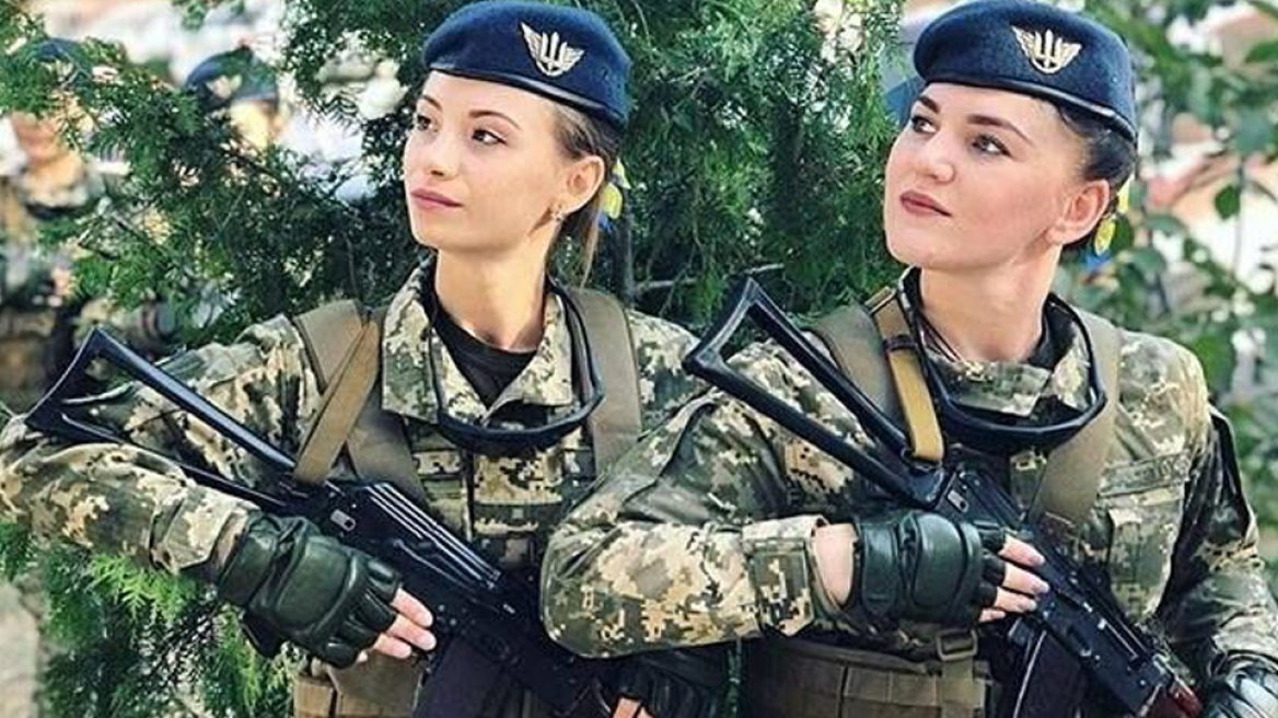 «Viral» στο TikTok: Ουκρανές καλλονές... προτάσσουν τα στήθη τους για την πατρίδα - Φοράνε τα χακί και δηλώνουν έτοιμες για πόλεμο