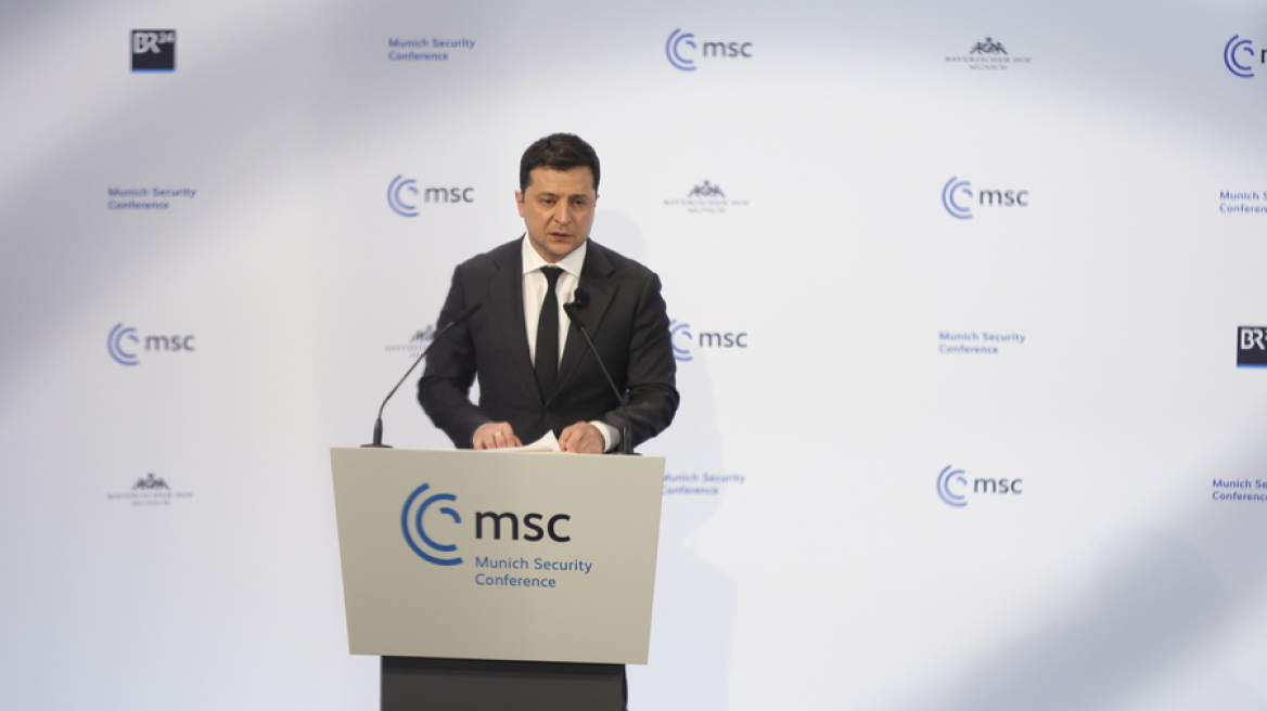 Ο Ζελένσκι κάνει χιούμορ με τη Ρωσία για «κυβερνοεπίθεση» στη συσκευή μετάφρασης