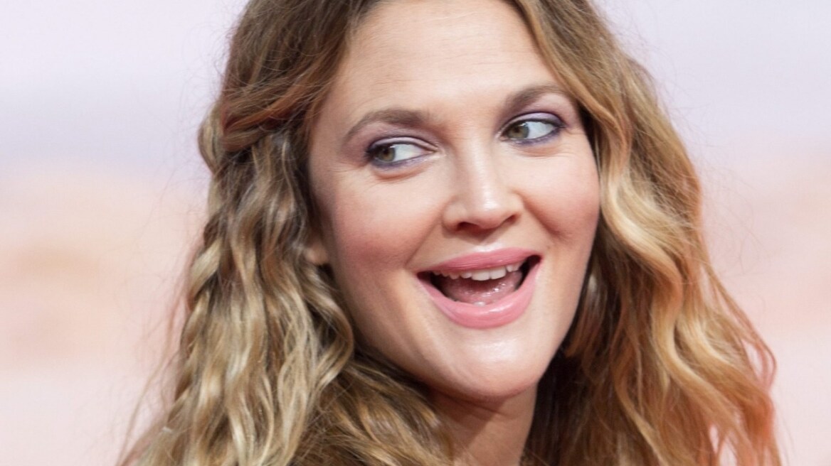 Η Ντρου Μπάριμορ έκλεισε τα 47 και δείχνει τη φυσική της ομορφιά 