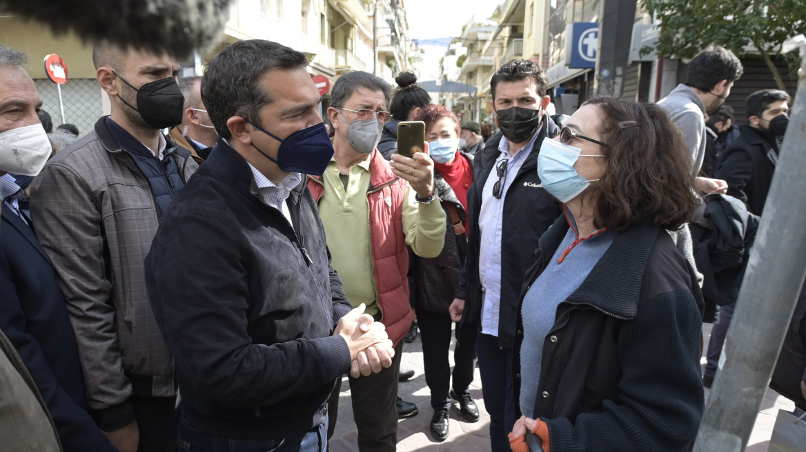 Επίσκεψη Τσίπρα στην αγορά του Βύρωνα: «Ο Μητσοτάκης δεν τολμά να περπατήσει σε καμία συνοικία»
