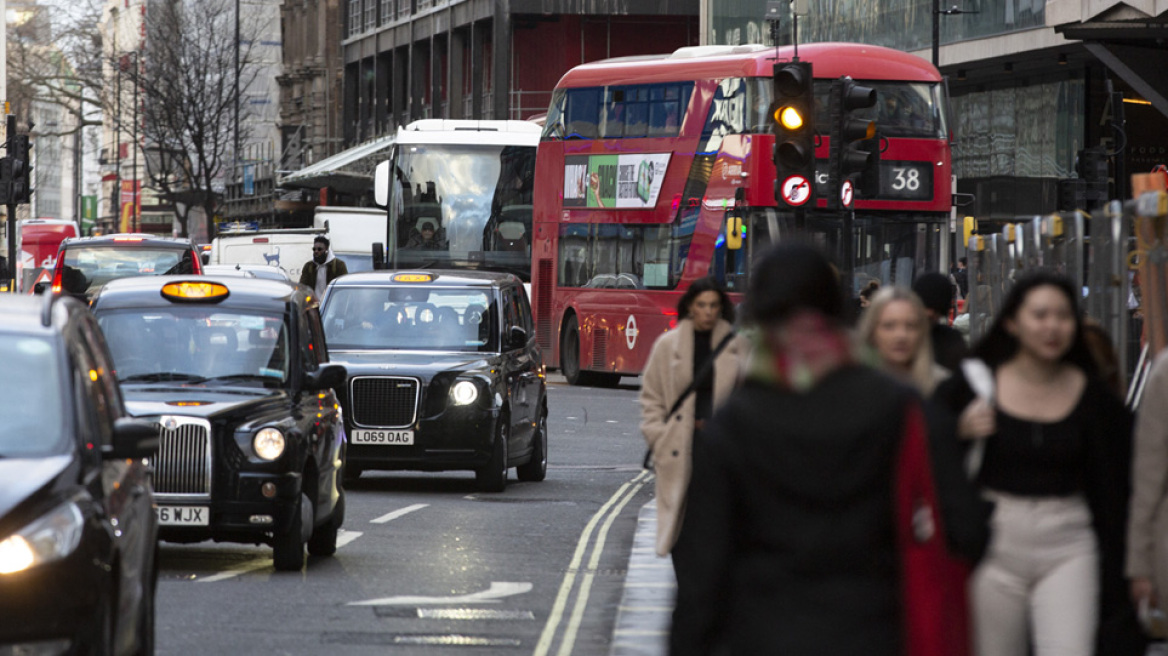 Κορωνοϊός: Ισχυρές ενδείξεις ότι ο ιός περνά σε ενδημική φάση, «φεύγει» σταδιακά η πανδημία από τη Βρετανία