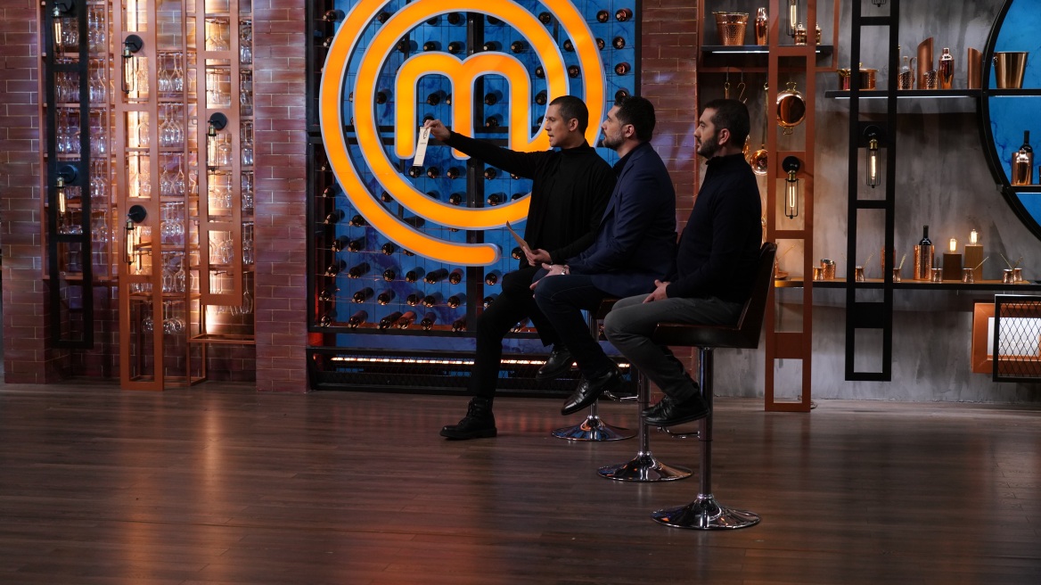 MasterChef: Όλοι κρέμονται από τα χείλη των κριτών - Τι έγινε στην ομαδική δοκιμασία;