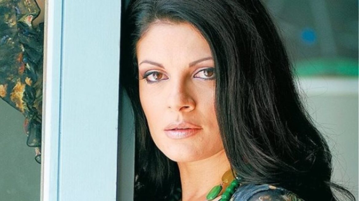 Τάνια Τρύπη: Το ηχηρό μήνυμα που στέλνει αγκαλιά με σκύλο που κακοποιήθηκε σεξουαλικά