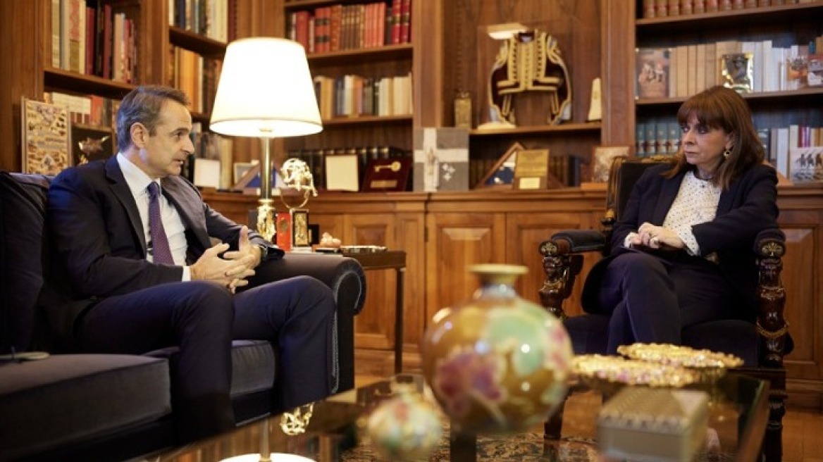 Πόλεμος στην Ουκρανία:  Συνάντηση Μητσοτάκη  - Σακελλαροπούλου