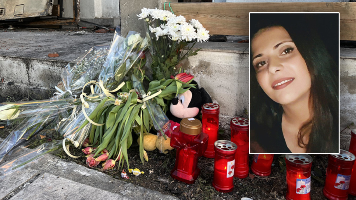 Θρήνος στη Θεσσαλονίκη: Λευκά λουλούδια και κεριά έξω από το σπίτι που κάηκαν ζωντανοί  η μητέρα με τα δυο της παιδιά 