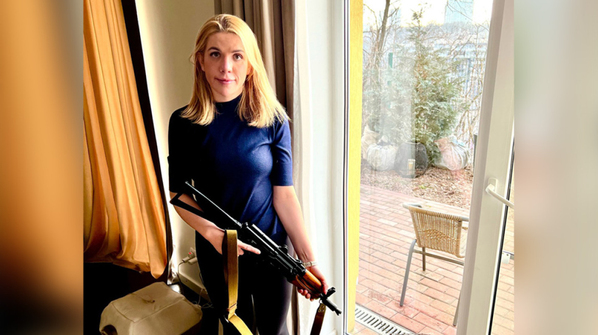Εισβολή στην Ουκρανία: Η βουλευτής Κίρα Ρούντικ μαθαίνει να χρησιμοποιεί καλάσνικοφ και δηλώνει έτοιμη να πολεμήσει