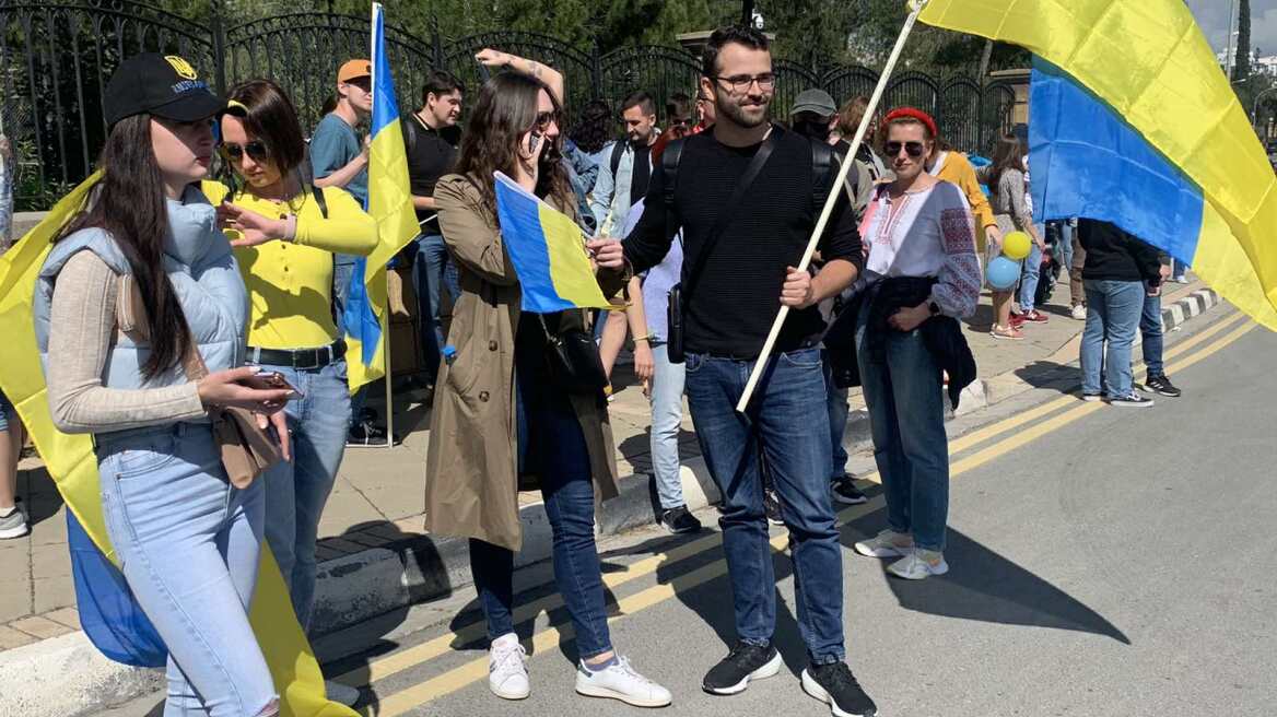 Εισβολή στην Ουκρανία: Ουκρανοί διαδήλωσαν έξω από το Προεδρικό Μέγαρο στη Λευκωσία