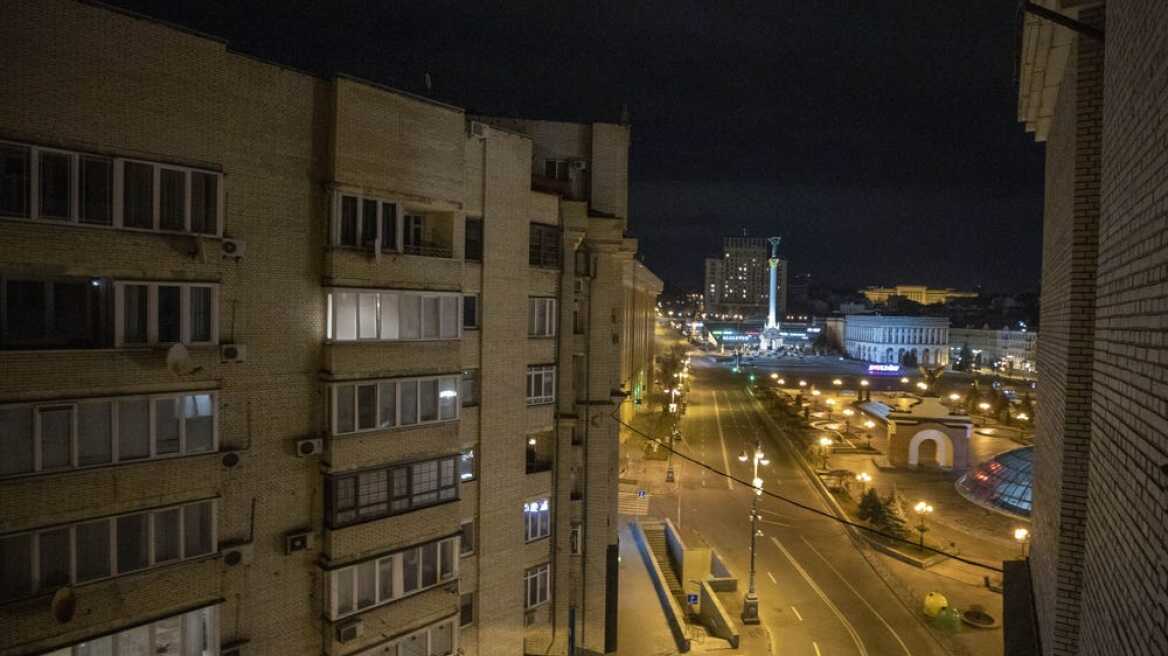 Εισβολή στην Ουκρανία: «Εχθρός όποιος κυκλοφορεί στους δρόμους στην απαγόρευση κυκλοφορίας» λέει ο δήμαρχος του Κιέβου