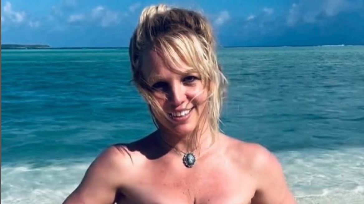 Μπρίτνεϊ Σπίαρς: Ποζάρει ολόγυμνη στην ακροθαλασσιά (εικόνες)