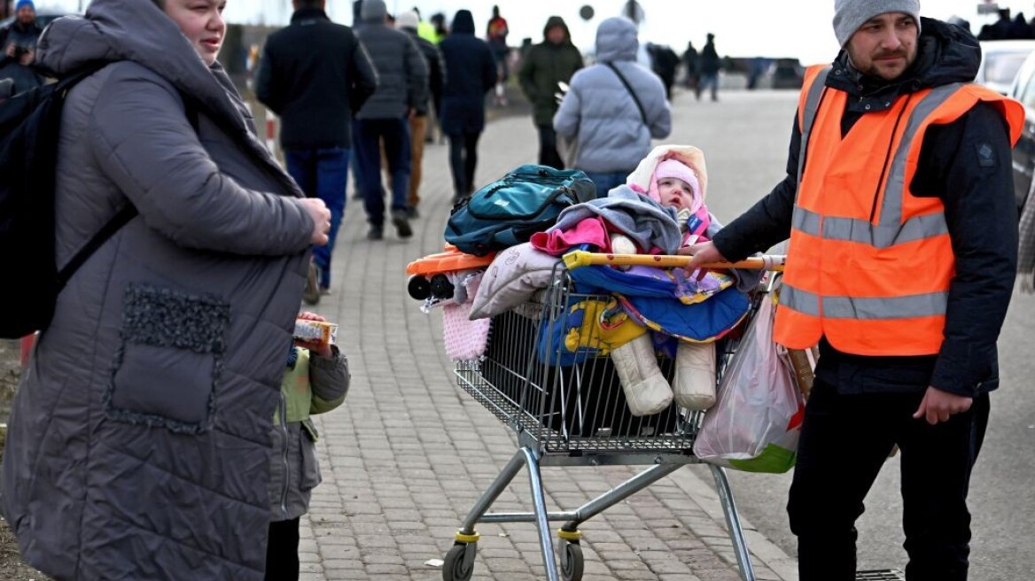 Πόλεμος στην Ουκρανία: Περισσότεροι από 450.000 πρόσφυγες έχουν φτάσει στην Πολωνία