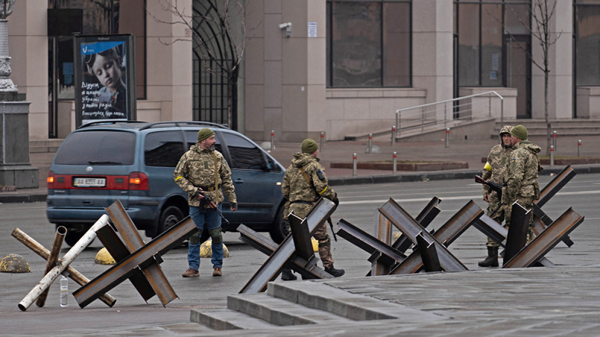 Πόλεμος στην Ουκρανία: Υπό έλεγχο, αλλά δύσκολη η κατάσταση στο Κίεβο - Χωρίς θέρμανση οι πολίτες, εξαντλούνται οι προμήθειες 