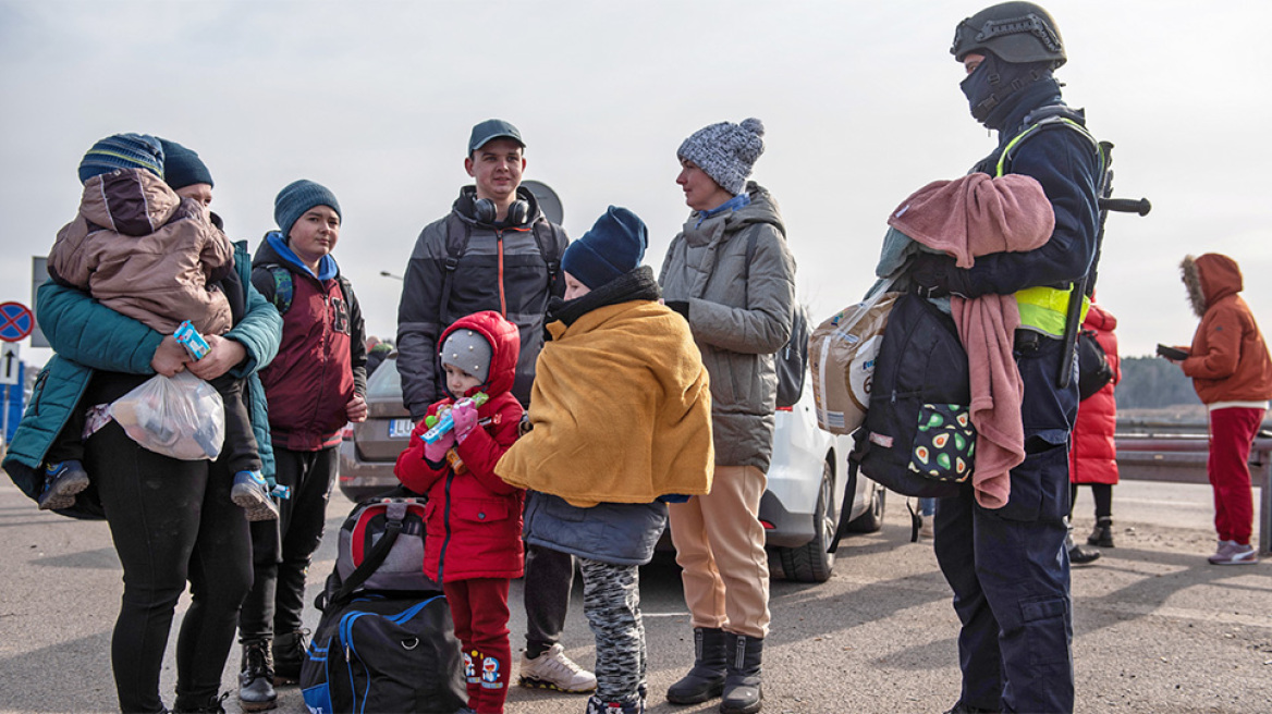 Πόλεμος στην Ουκρανία: Οι άμαχοι Ουκρανοί τρέχουν μακριά από τις ρωσικές βόμβες - Έως και 10 εκατ. πρόσφυγες προβλέπει ο ΟΗΕ