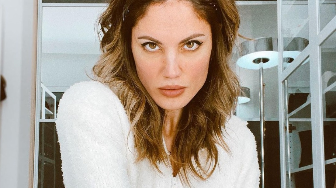 H Μαίρη Συνατσάκη φόρεσε το πιο χαρούμενο και άνετο τοπ που υπάρχει στον πλανήτη