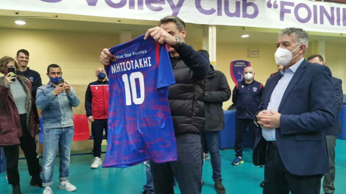 Μητσοτάκης: Πήγε στην προπόνηση του Φοίνικα Σύρου και πήρε τη φανέλα με το «10»