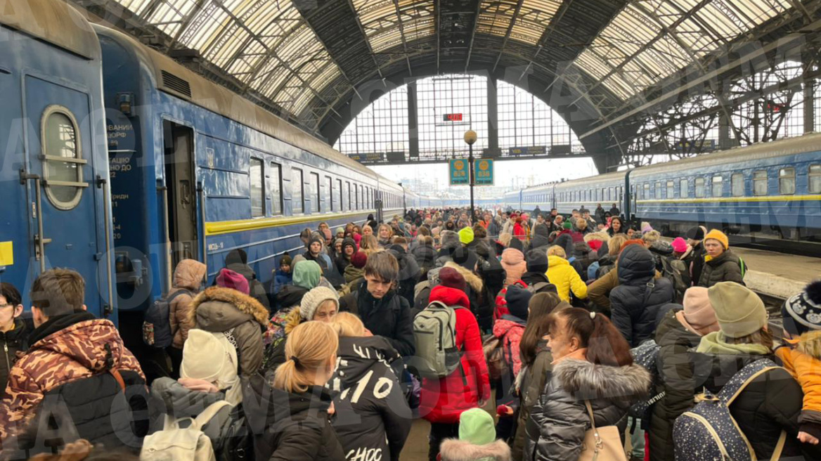 Το protothema.gr στην εμπόλεμη Ουκρανία: Καραβάνια προσφύγων στην πόλη Λβιβ - Συγκλονιστικές εικόνες