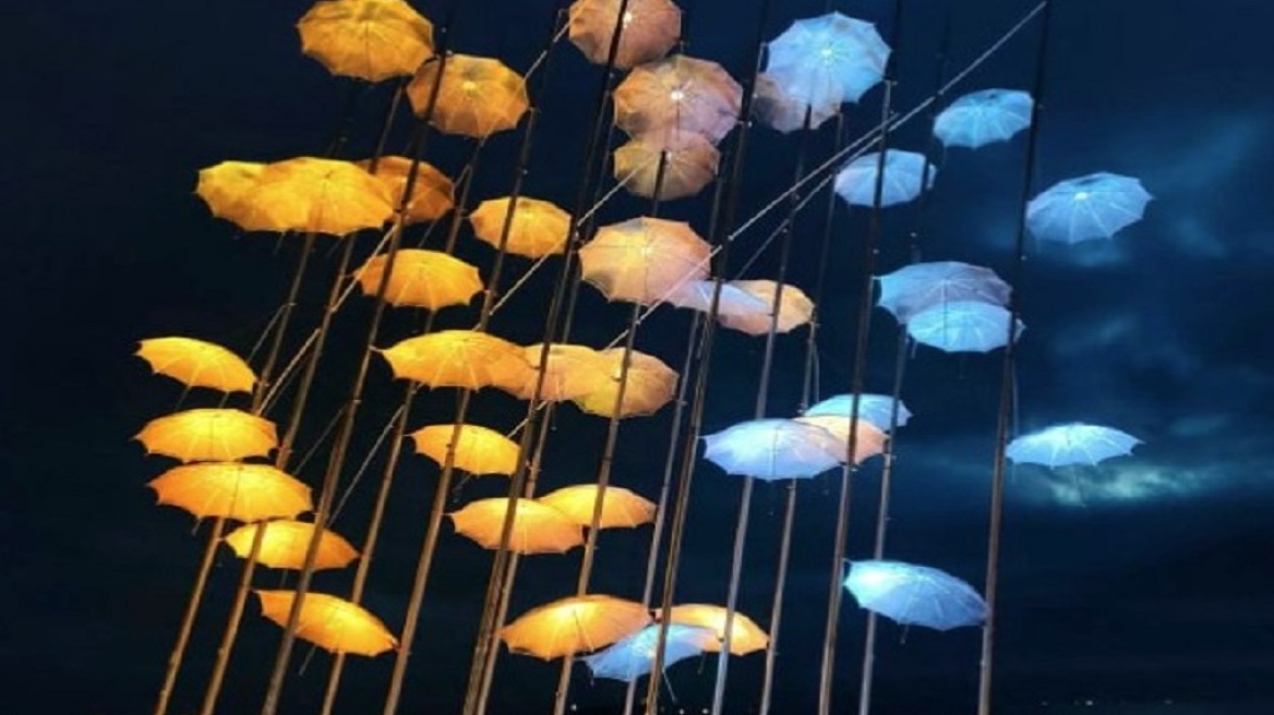 Θεσσαλονίκη: Φωτισμένες με τα χρώματα της ουκρανικής σημαίας οι «Ομπρέλες» και η Βίλα Αλλατίνι