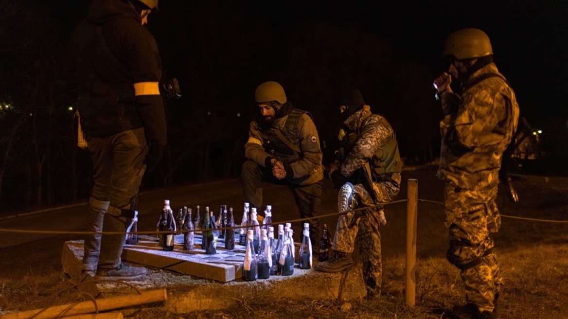 Σχεδόν 20.000 ξένοι εθελοντές θέλουν να πολεμήσουν στο πλευρό των Ουκρανών