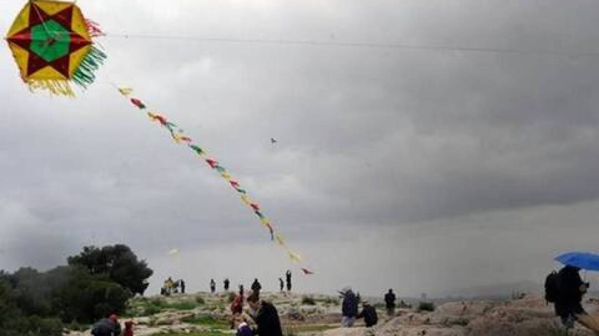 Καιρός: Καθαρά Δευτέρα με συννεφιά και λίγες βροχές