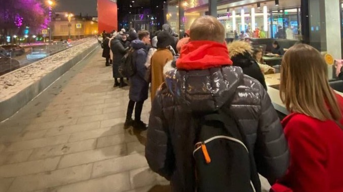 Πόλεμος στην Ουκρανία: Ουρές χιλιομέτρων στα McDonald's της Ρωσίας για ένα... τελευταίο burger