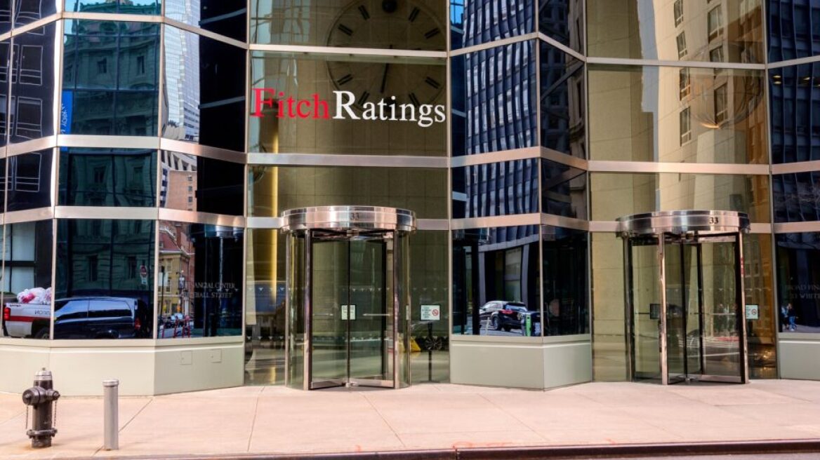 Ο Fitch υποβαθμίζει το αξιόχρεο της Γαλλίας 