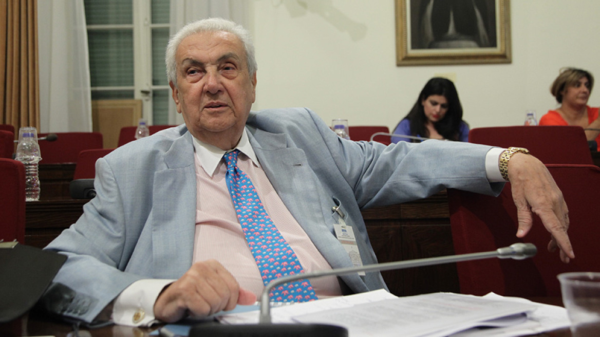 H Ελένη Σπανοπούλου αποχαιρετά  τον Δημήτρη Κοντομηνά