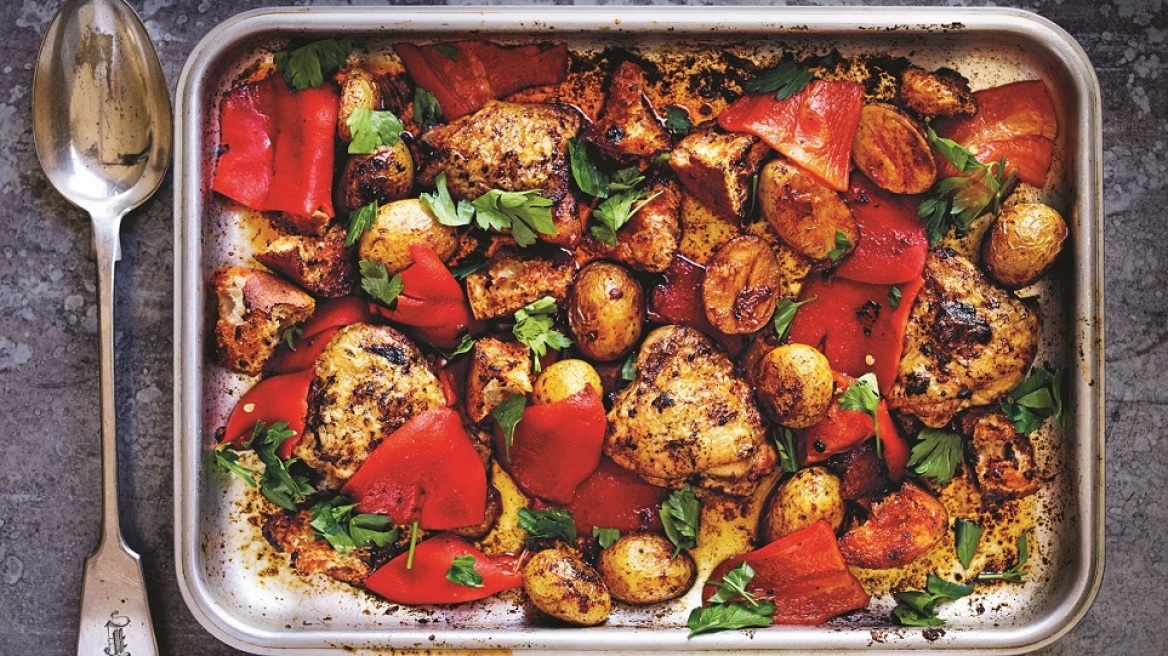 Μπουτάκια κοτόπουλου με πατάτες και κόκκινες πιπεριές