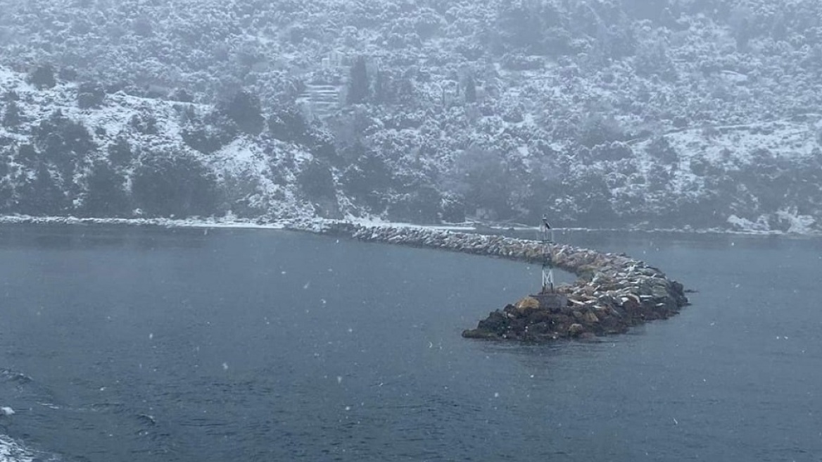 Κακοκαιρία «Φίλιππος»: Έντονη χιονόπτωση στη Σκόπελο