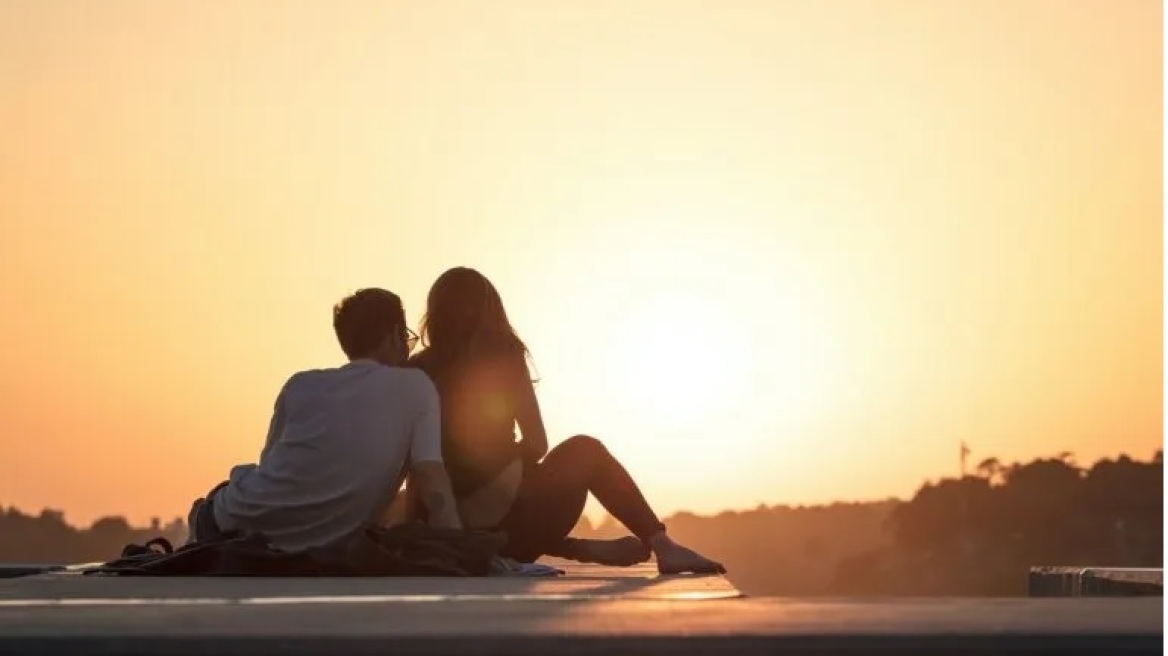 Πώς να ενισχύσετε την τρυφερότητα στη σχέση σας, σύμφωνα με μία σεξολόγο