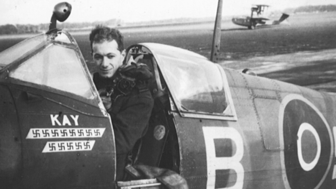To «Φάντασμα της Μάλτας» ήταν Έλληνας: Κατέρριψε 19 ναζιστικά αεροπλάνα, σχεδίαζε σβάστικες για κάθε ένα