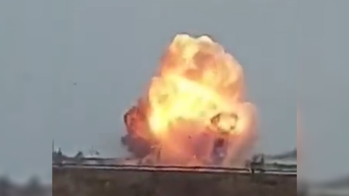 Πόλεμος στην Ουκρανία: Ουκρανικά Sukhoi Su-25 βομβαρδίζουν ρωσική φάλαγγα πριν συντριβούν και αυτά από πυρά